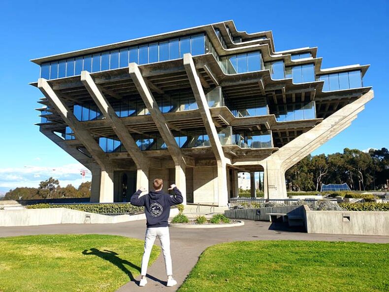 Louis Carton, étudiant ingénieur aérospatial à l'IPSA devant l'University of California San Diego